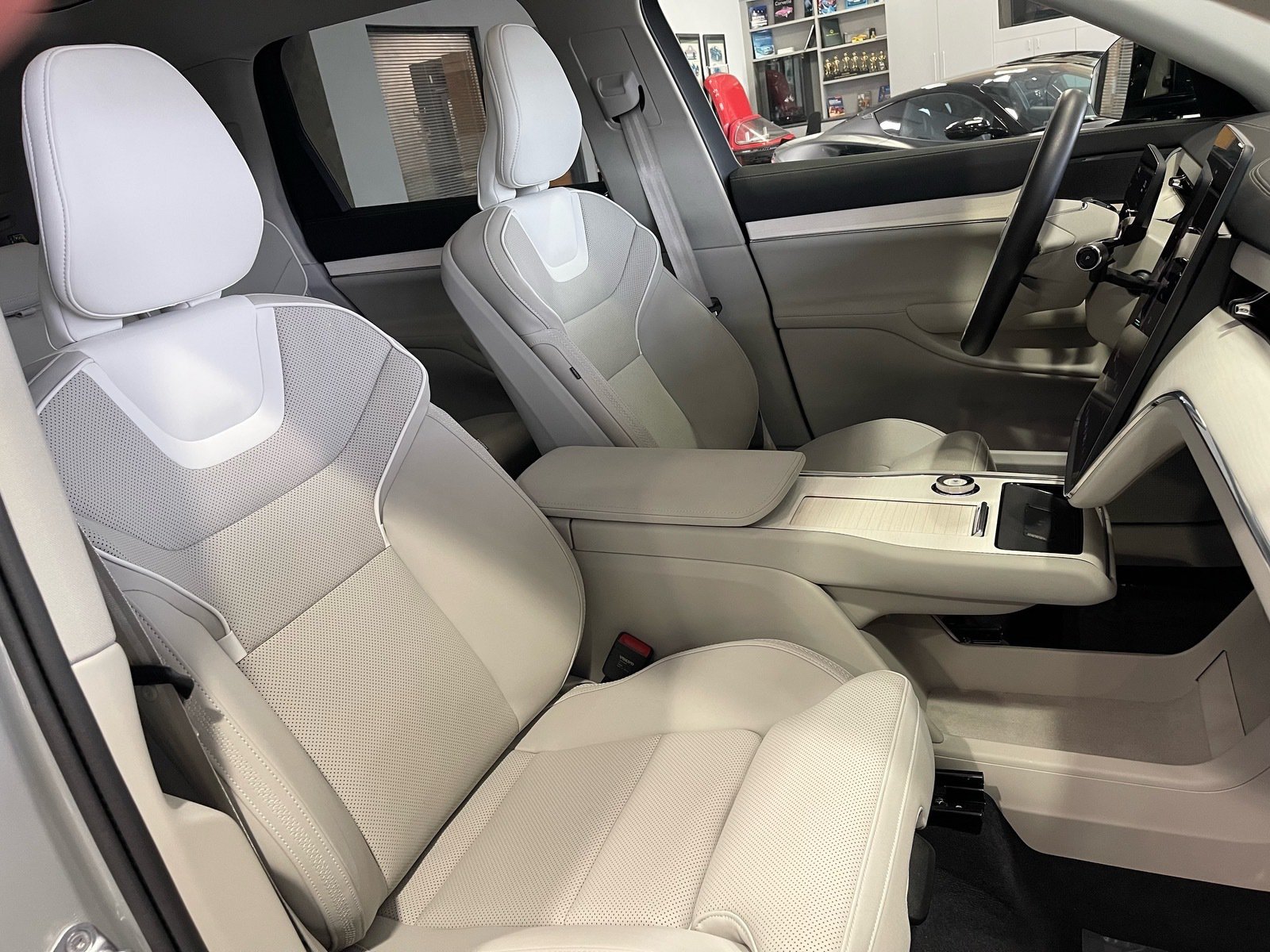 Used 2025 Volvo EX90 Ultra AWD/4WD image 42