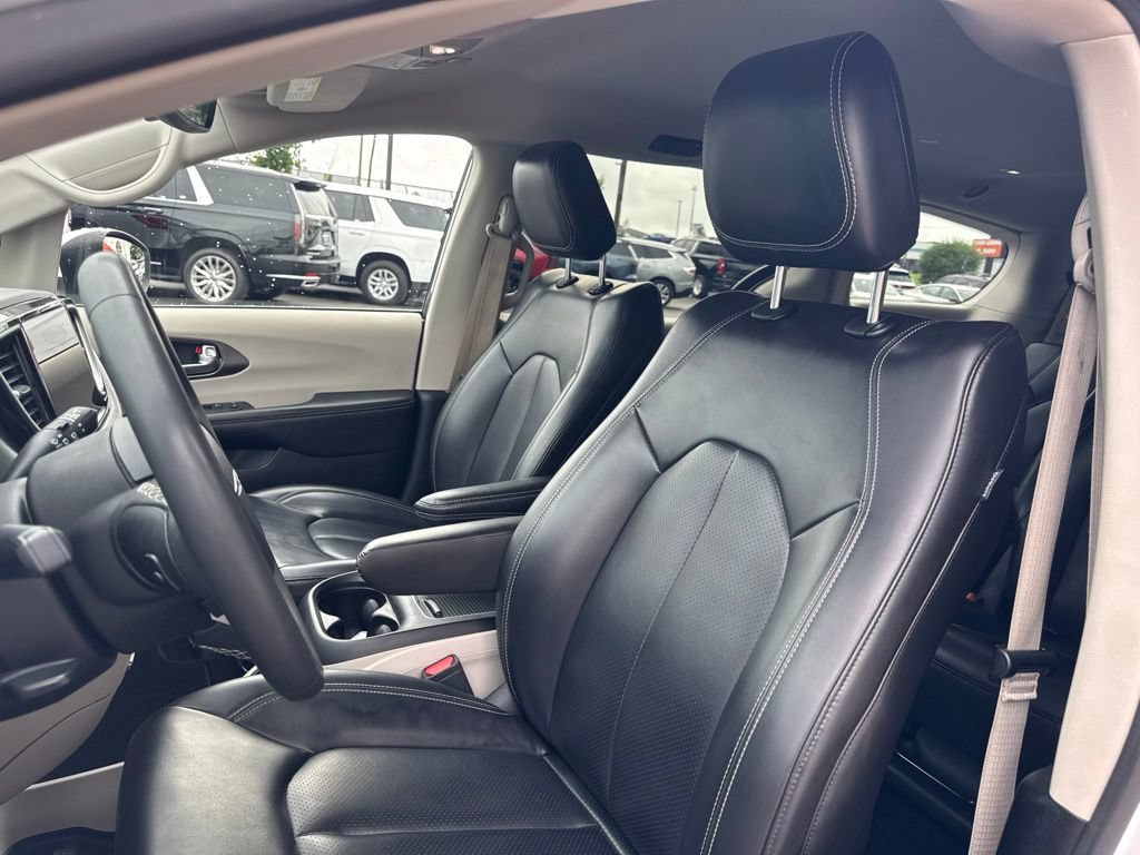 Used 2023 Chrysler Pacifica Touring-L FWD image 13