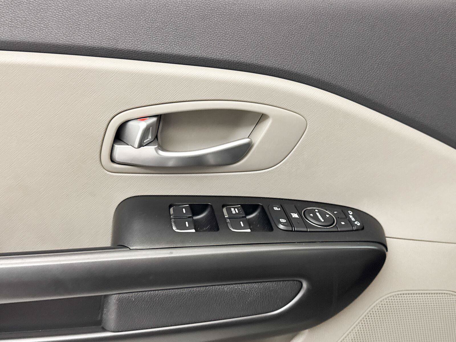 Used 2017 Kia Sedona LX FWD image 18