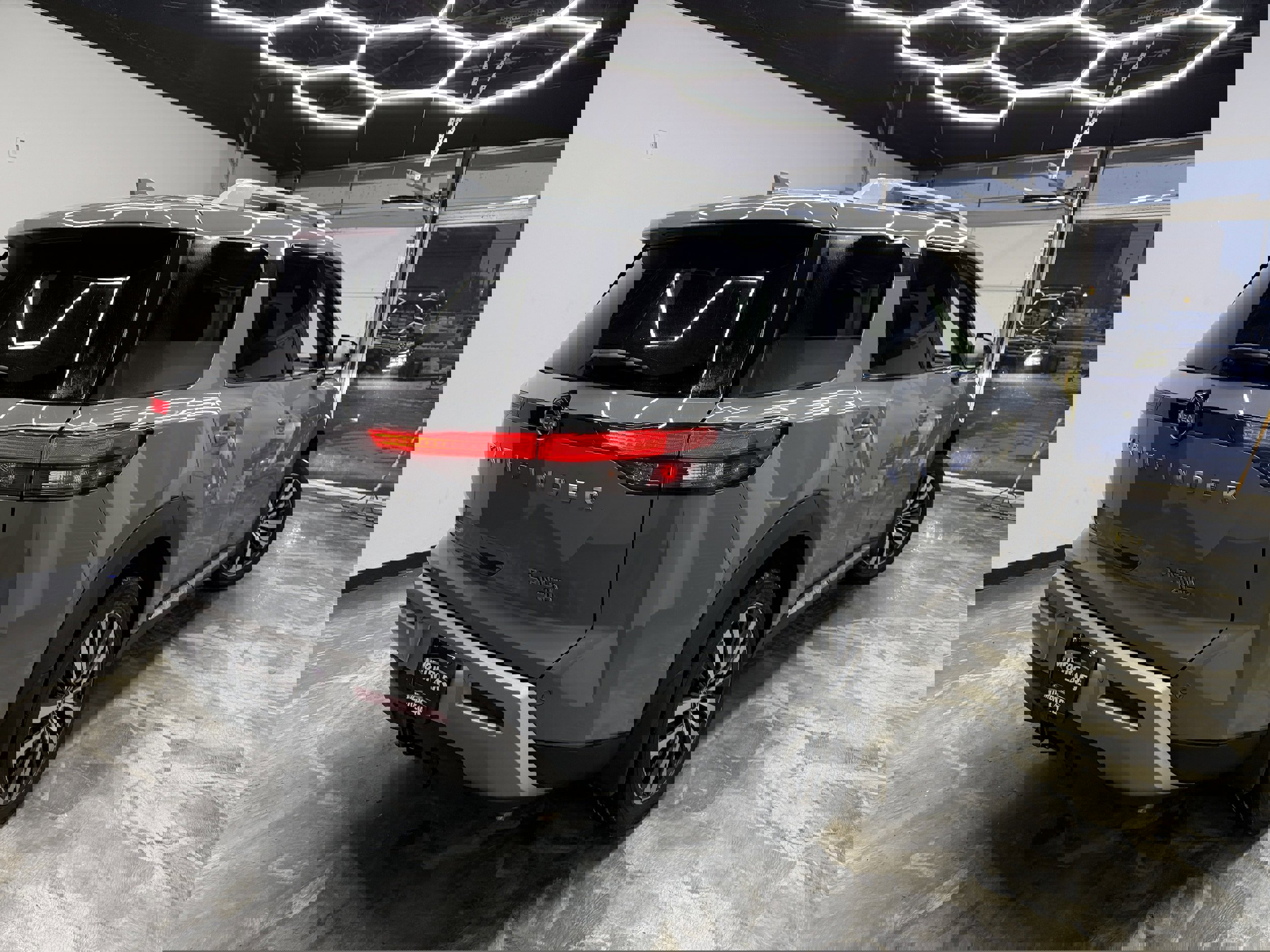 Used 2022 Nissan Pathfinder Platinum image 5