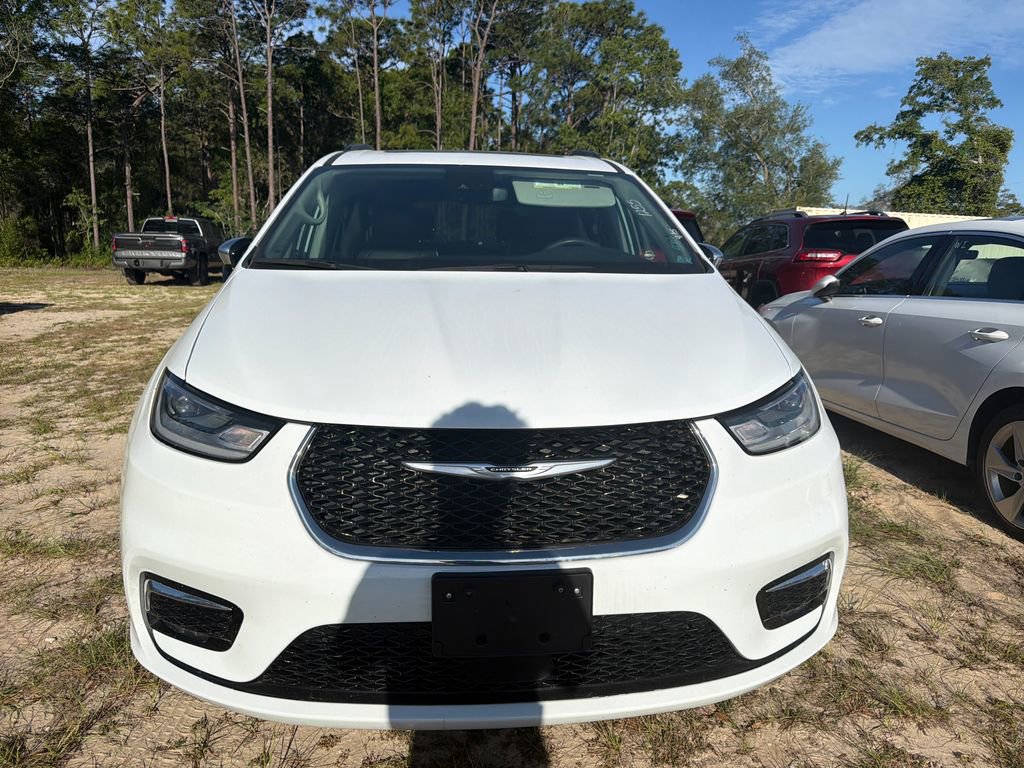 Used 2023 Chrysler Pacifica Limited FWD image 2