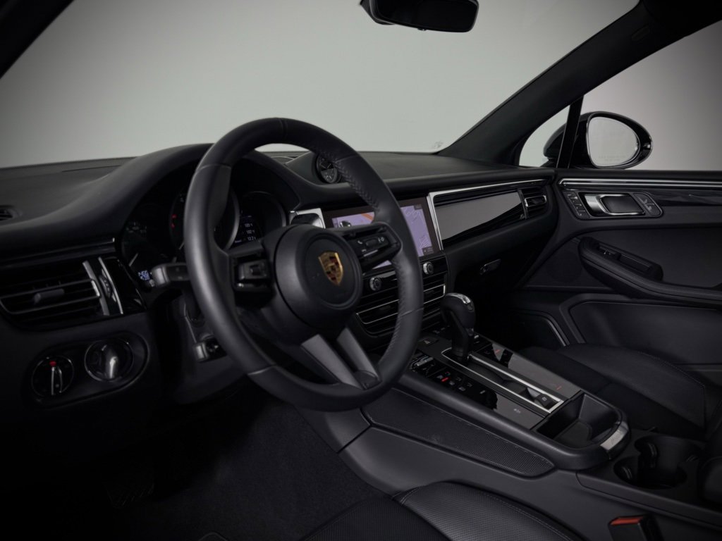 Certified 2025 Porsche Macan image 4
