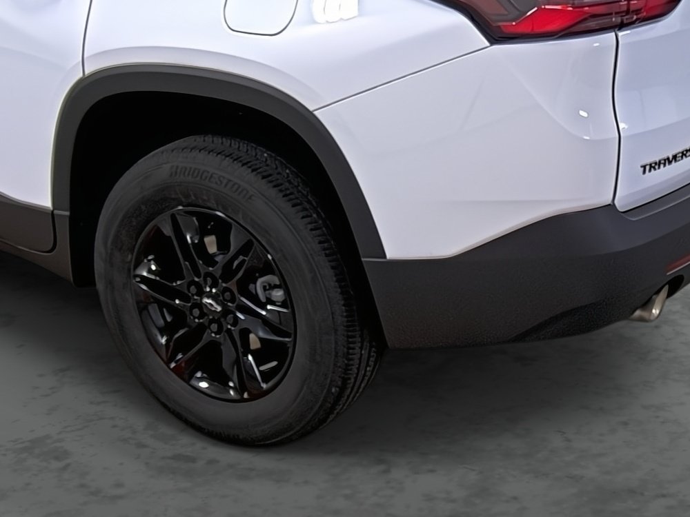 Used 2023 Chevrolet Traverse LT w/ Midnight/Sport Edition FWD image 9