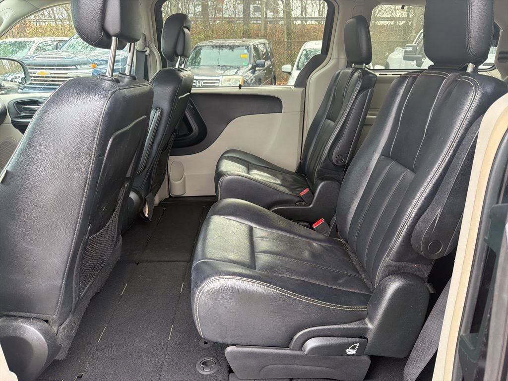 Used 2014 Chrysler Town & Country Touring image 22