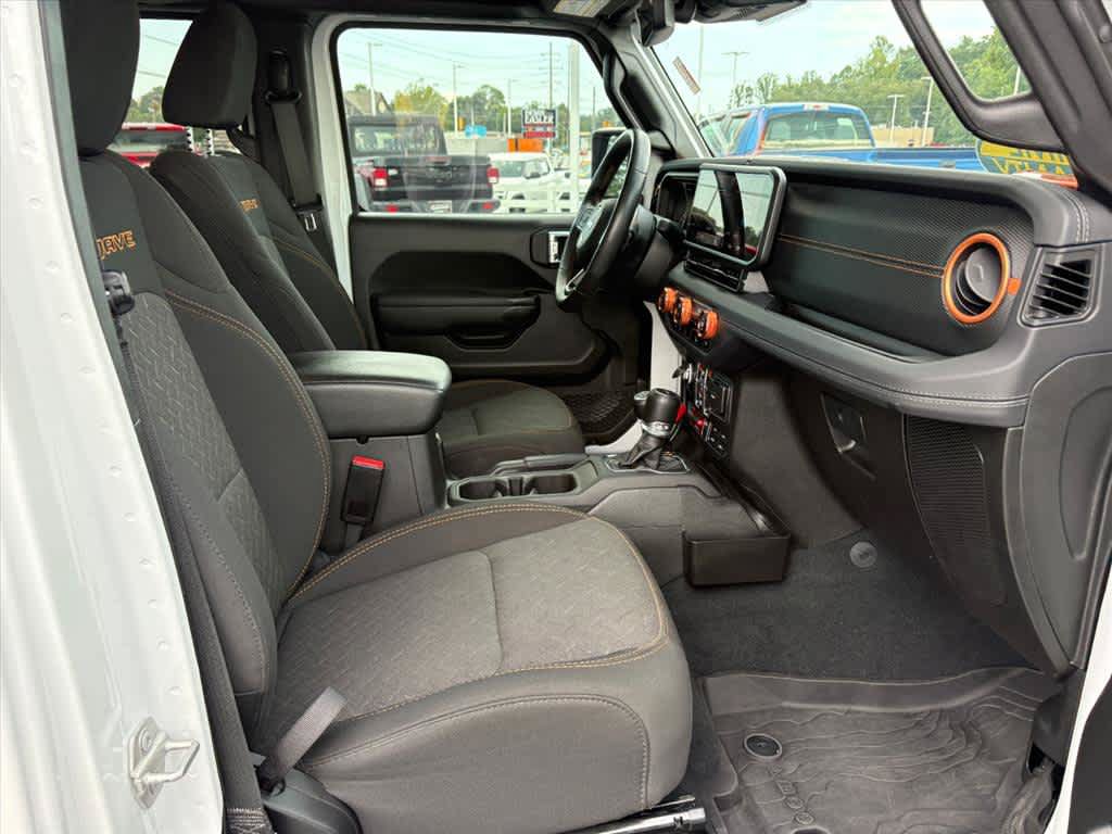 Used 2024 Jeep Gladiator Mojave w/ Technology Group AWD/4WD image 6