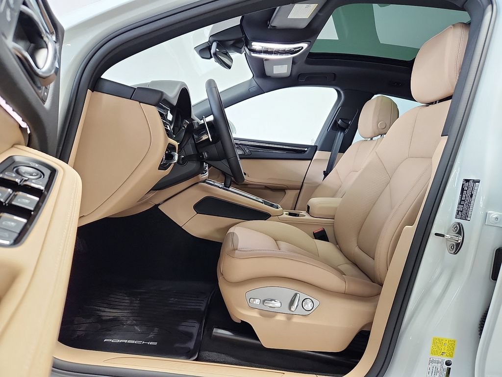 New 2026 Porsche Macan AWD/4WD image 5