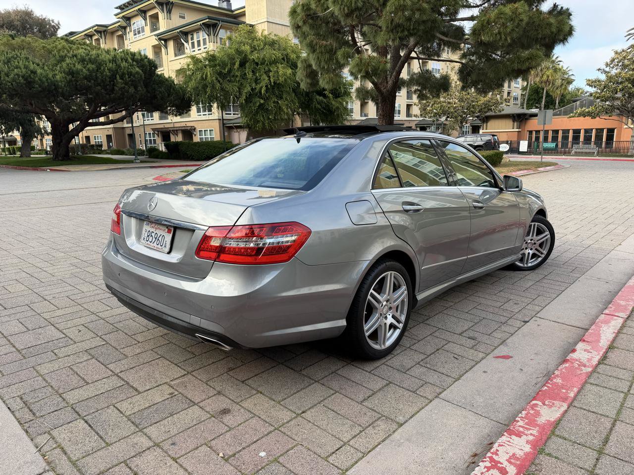 Used 2010 Mercedes-Benz E 550 Sedan image 6