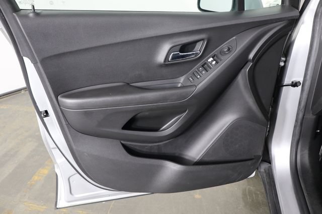 Used 2019 Chevrolet Trax LT w/ LT Convenience Package FWD image 19