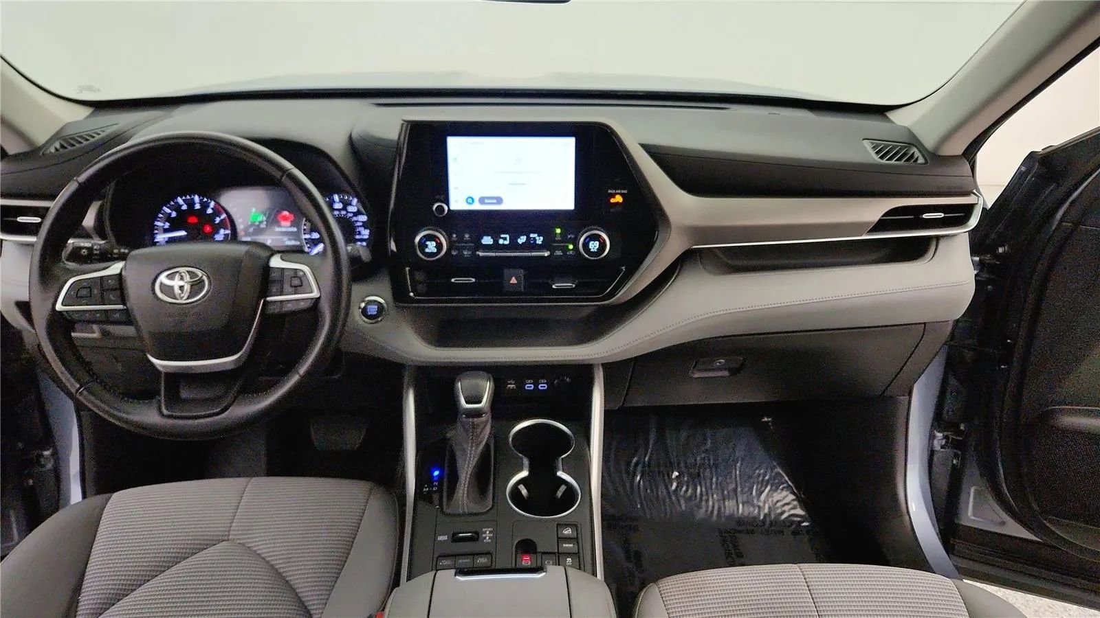 Used 2023 Toyota Highlander LE image 35