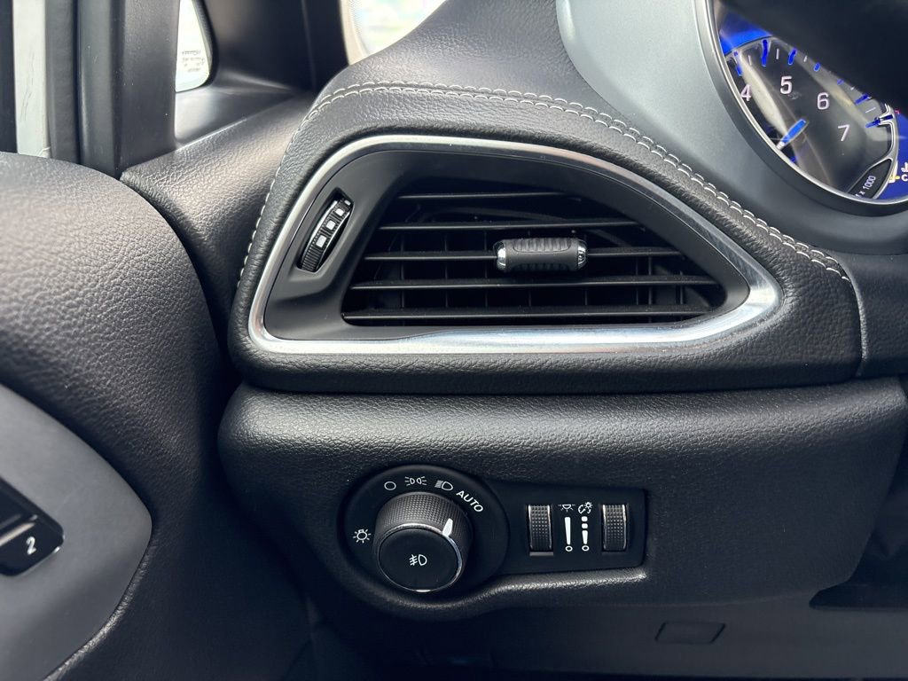 Used 2025 Chrysler Pacifica Limited image 46