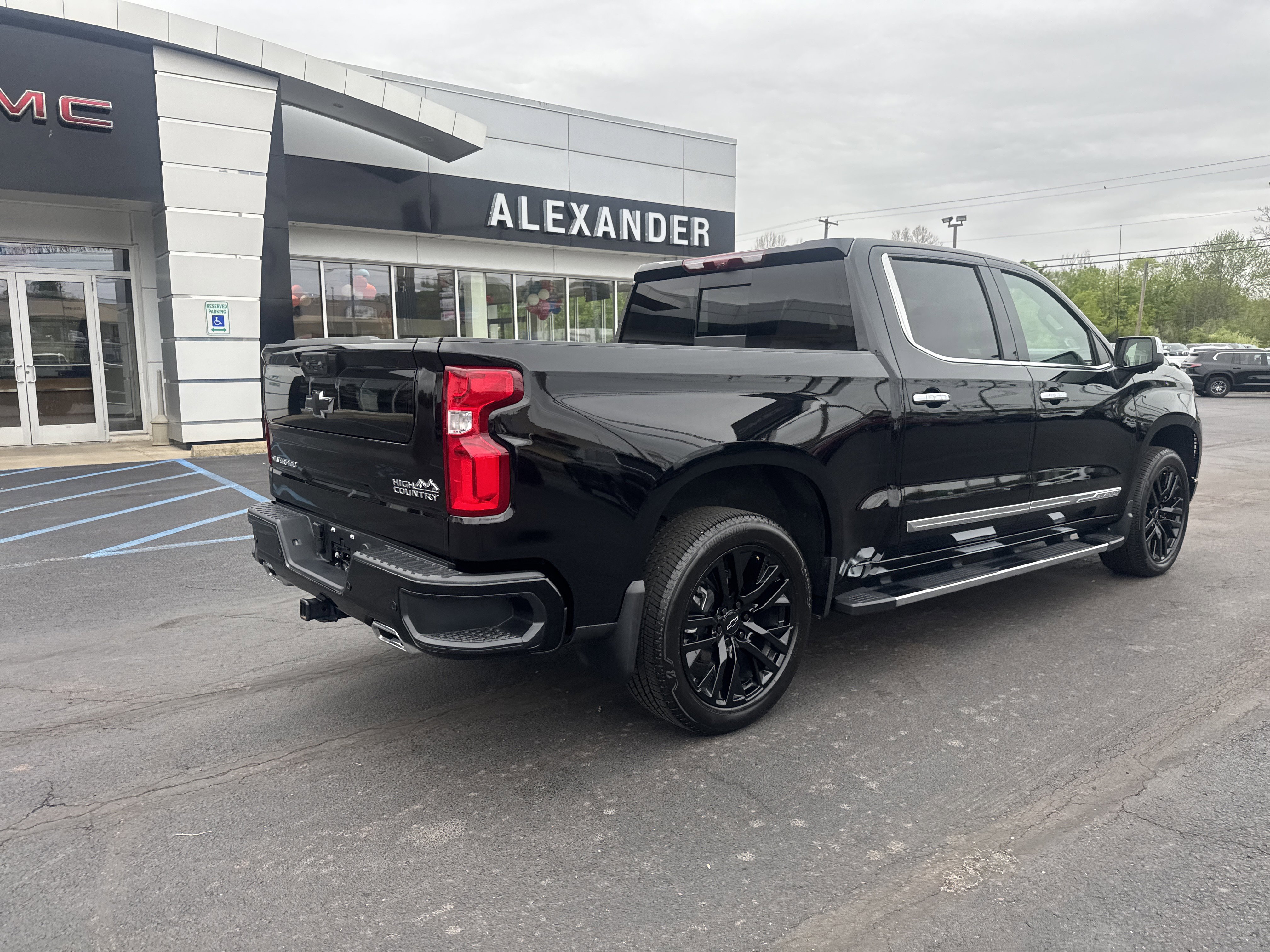 Used 2025 Chevrolet Silverado 1500 High Country w/ Technology Package AWD/4WD image 3