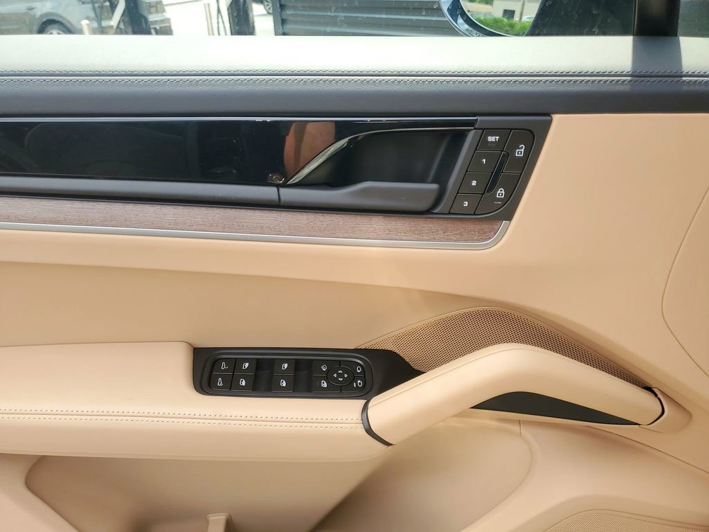 Certified 2025 Porsche Cayenne Coupe image 8