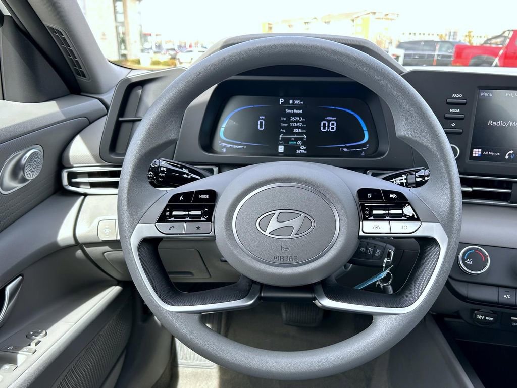 Used 2025 Hyundai Elantra SE image 13