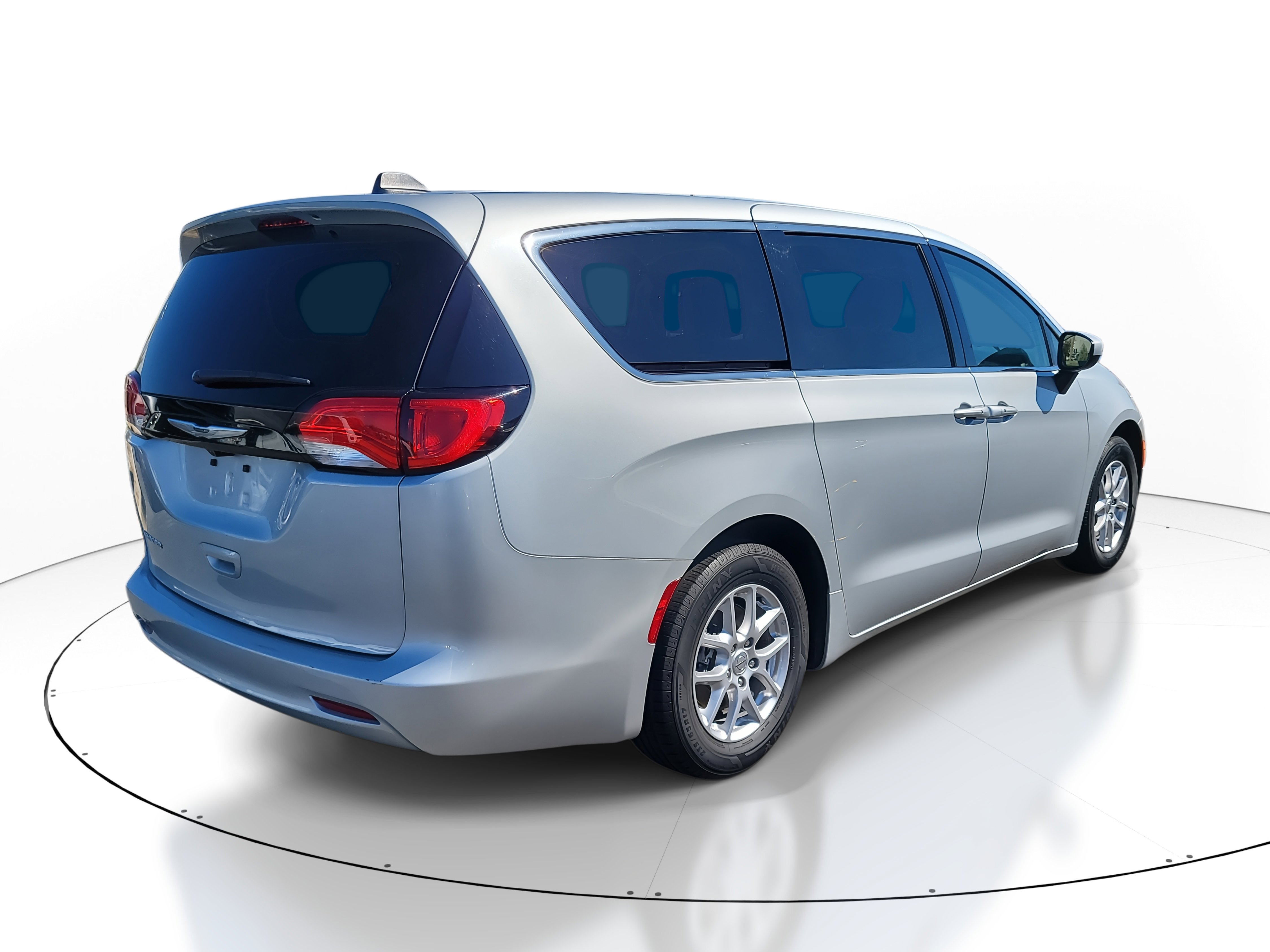 Used 2022 Chrysler Voyager LX image 6