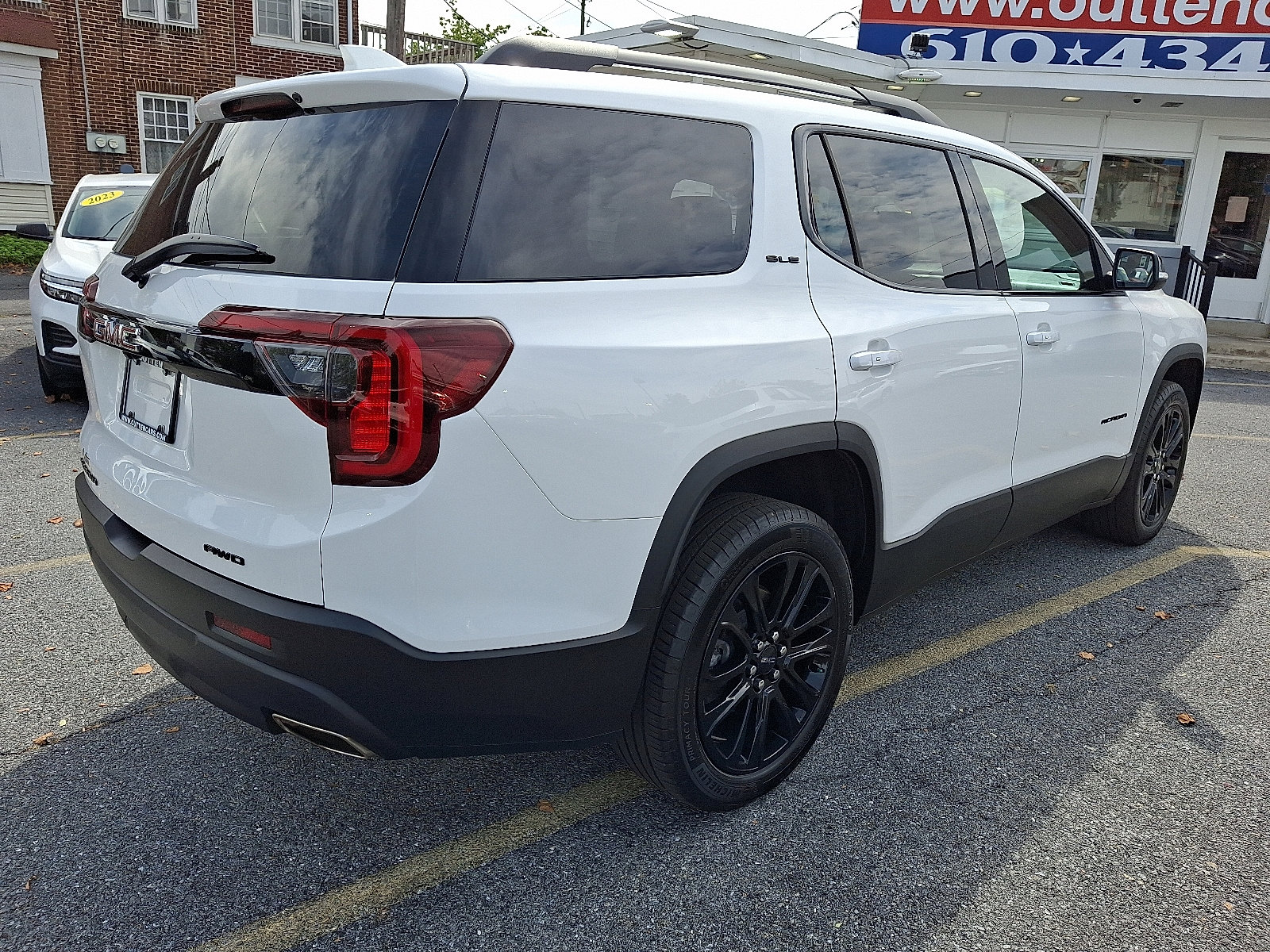 Used 2023 GMC Acadia SLE w/ Driver Convenience Package image 5