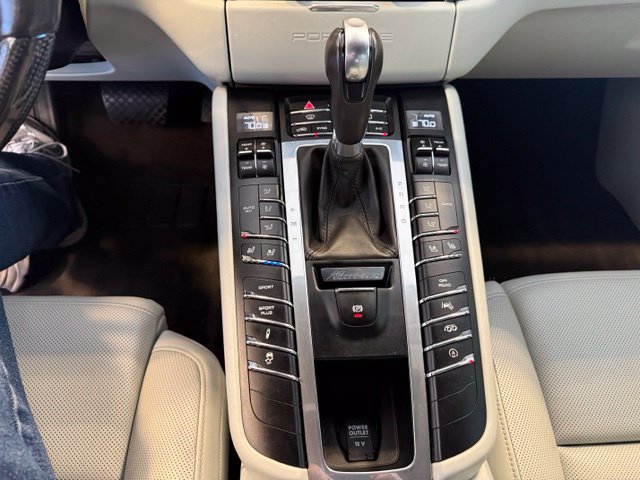 Used 2016 Porsche Macan Turbo AWD/4WD image 14