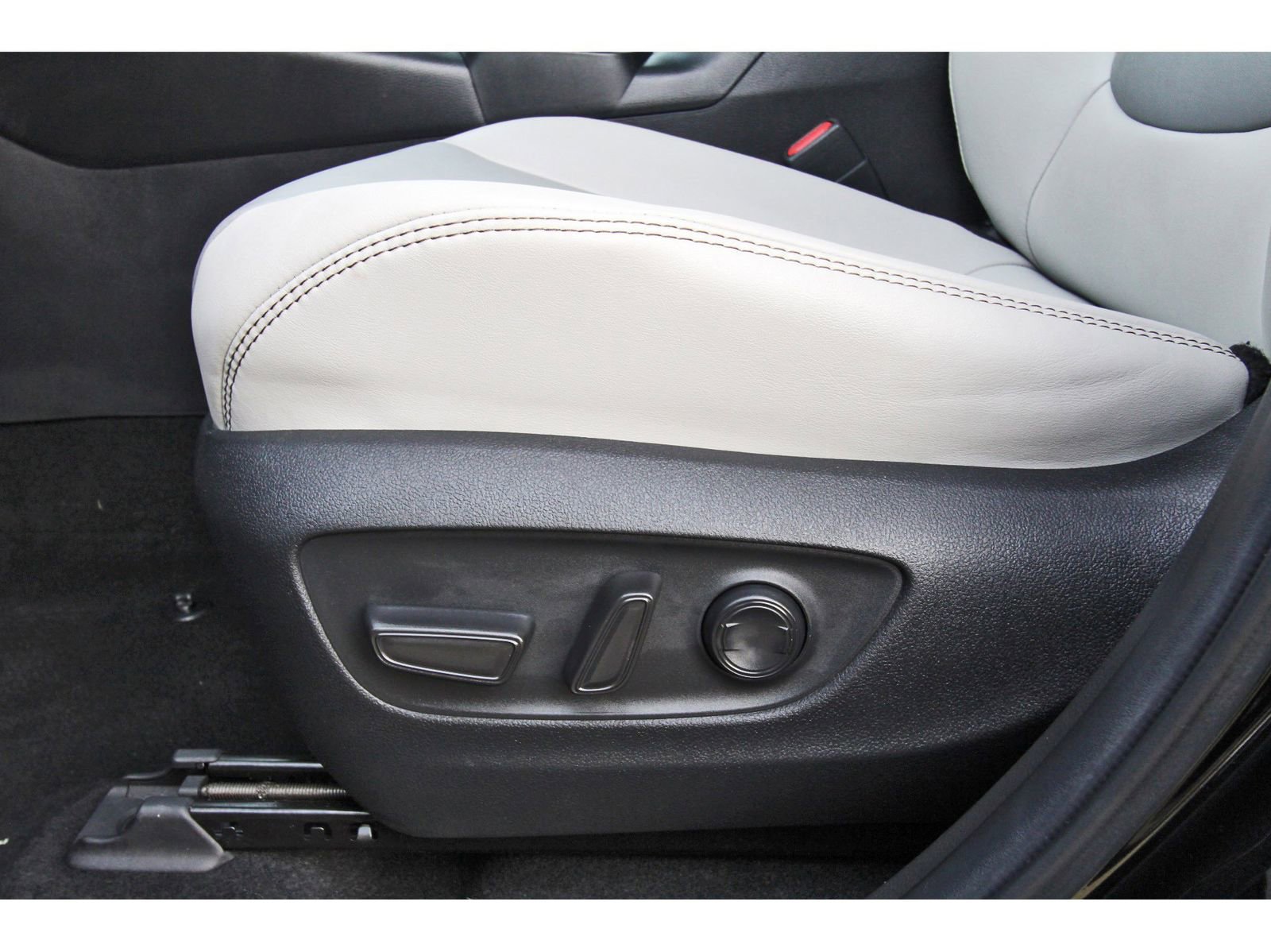 Used 2023 Toyota RAV4 XLE Premium image 28