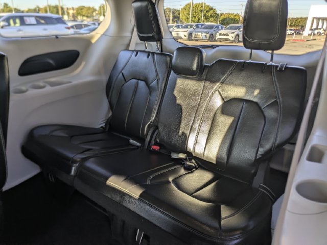 Used 2022 Chrysler Pacifica Touring-L FWD image 27