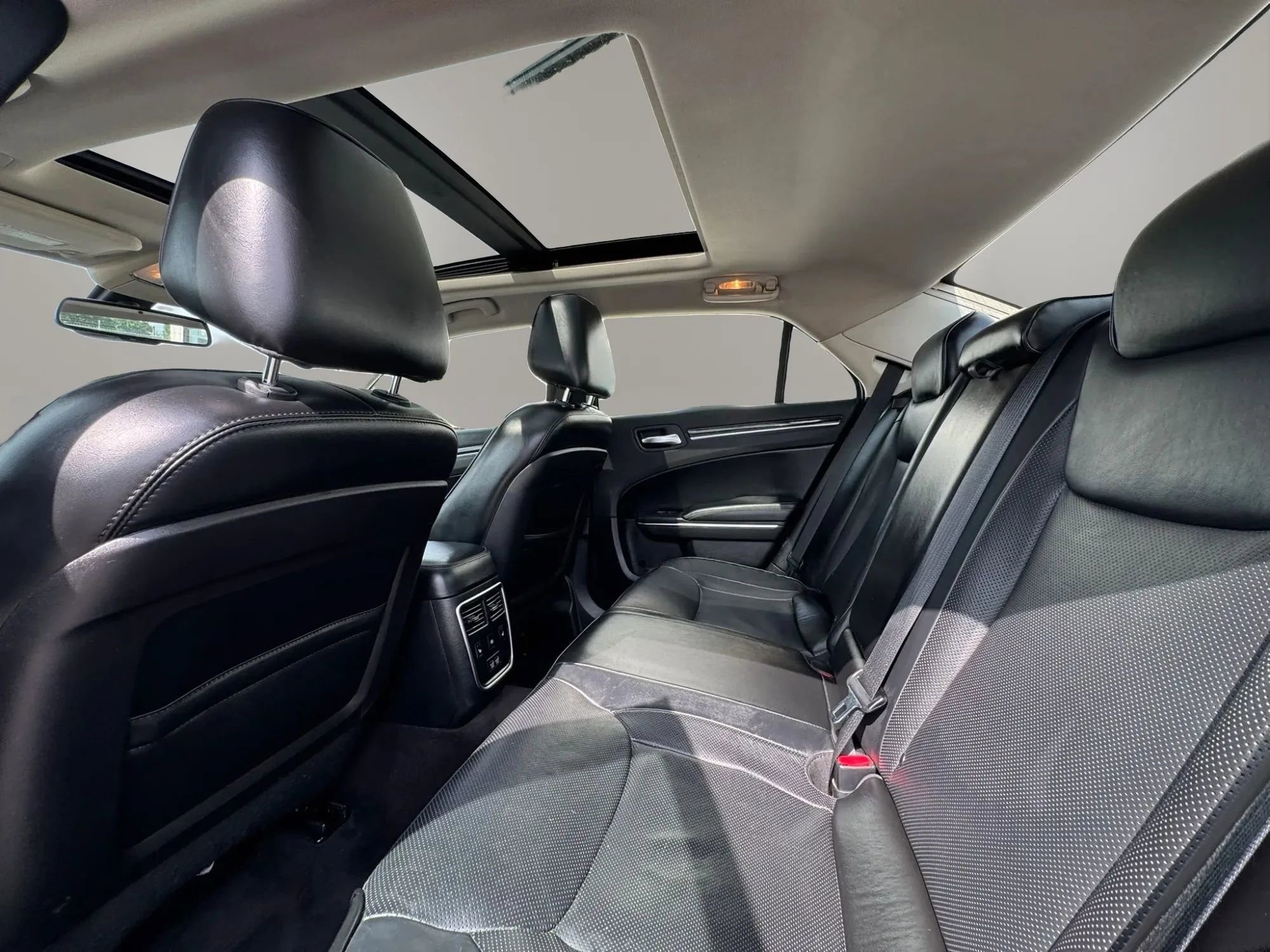 Used 2017 Chrysler 300 C RWD image 13