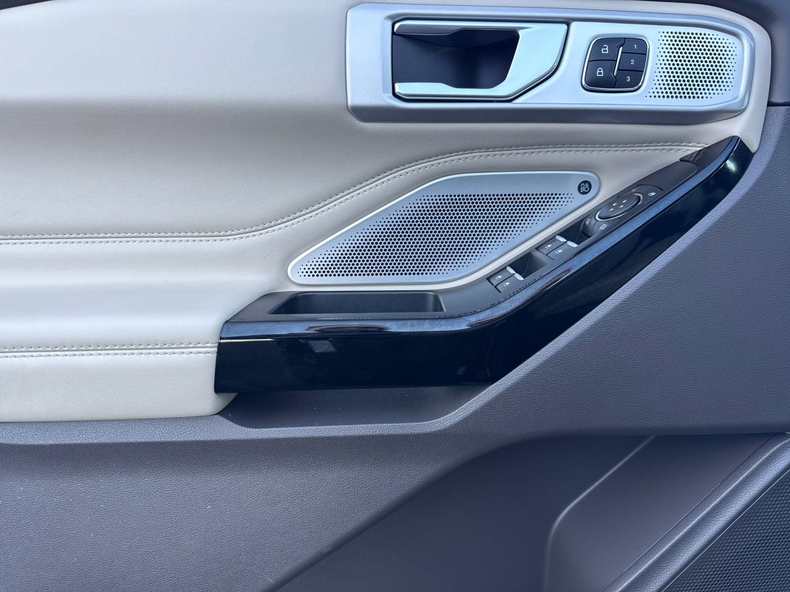 Used 2022 Ford Explorer Platinum w/ Equipment Group 601A image 12