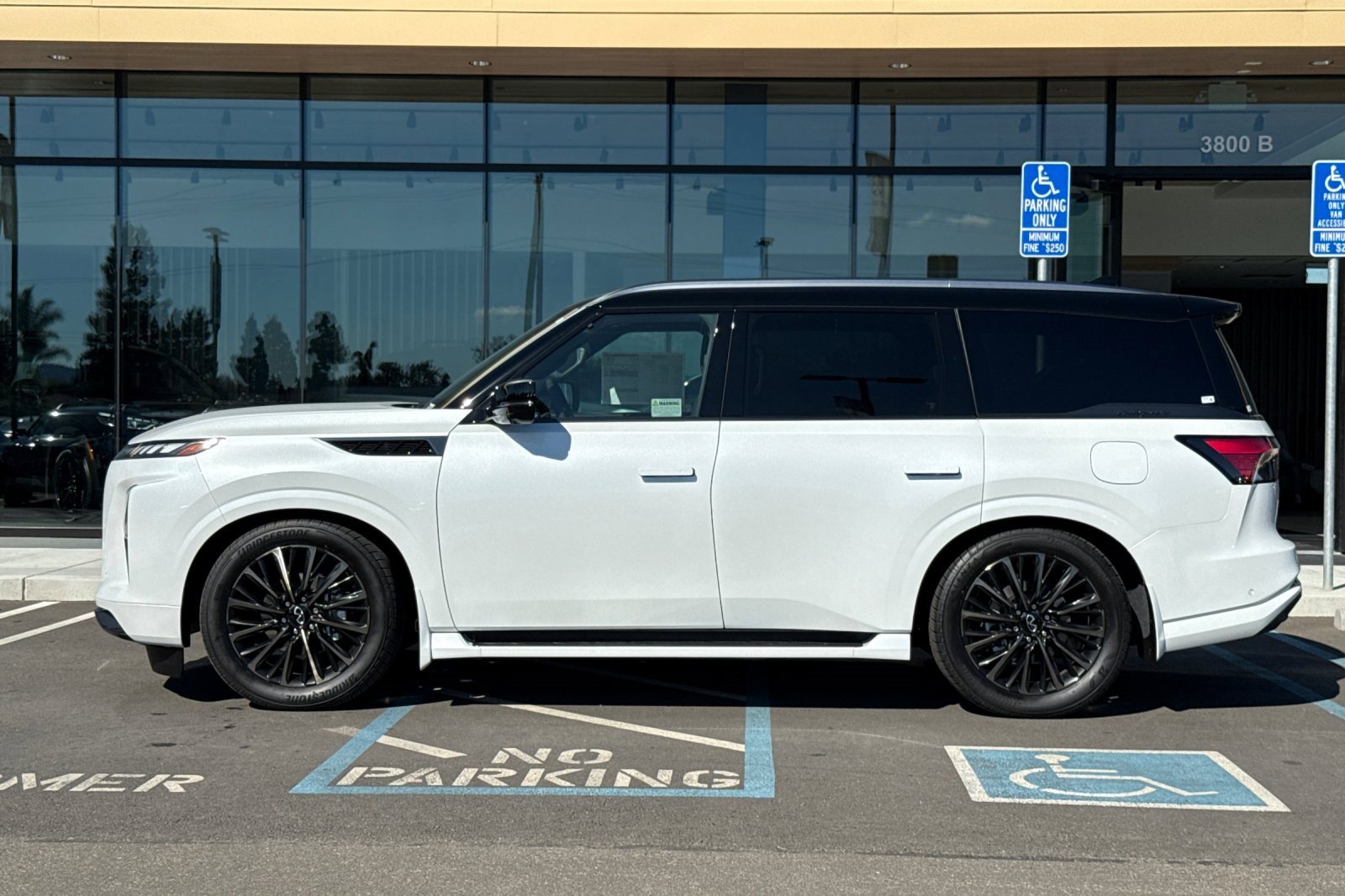 New 2026 INFINITI QX80 Autograph w/ Premium Cargo Package image 2