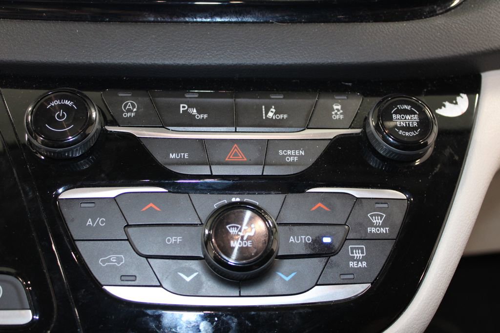 Used 2024 Chrysler Pacifica Touring-L image 22