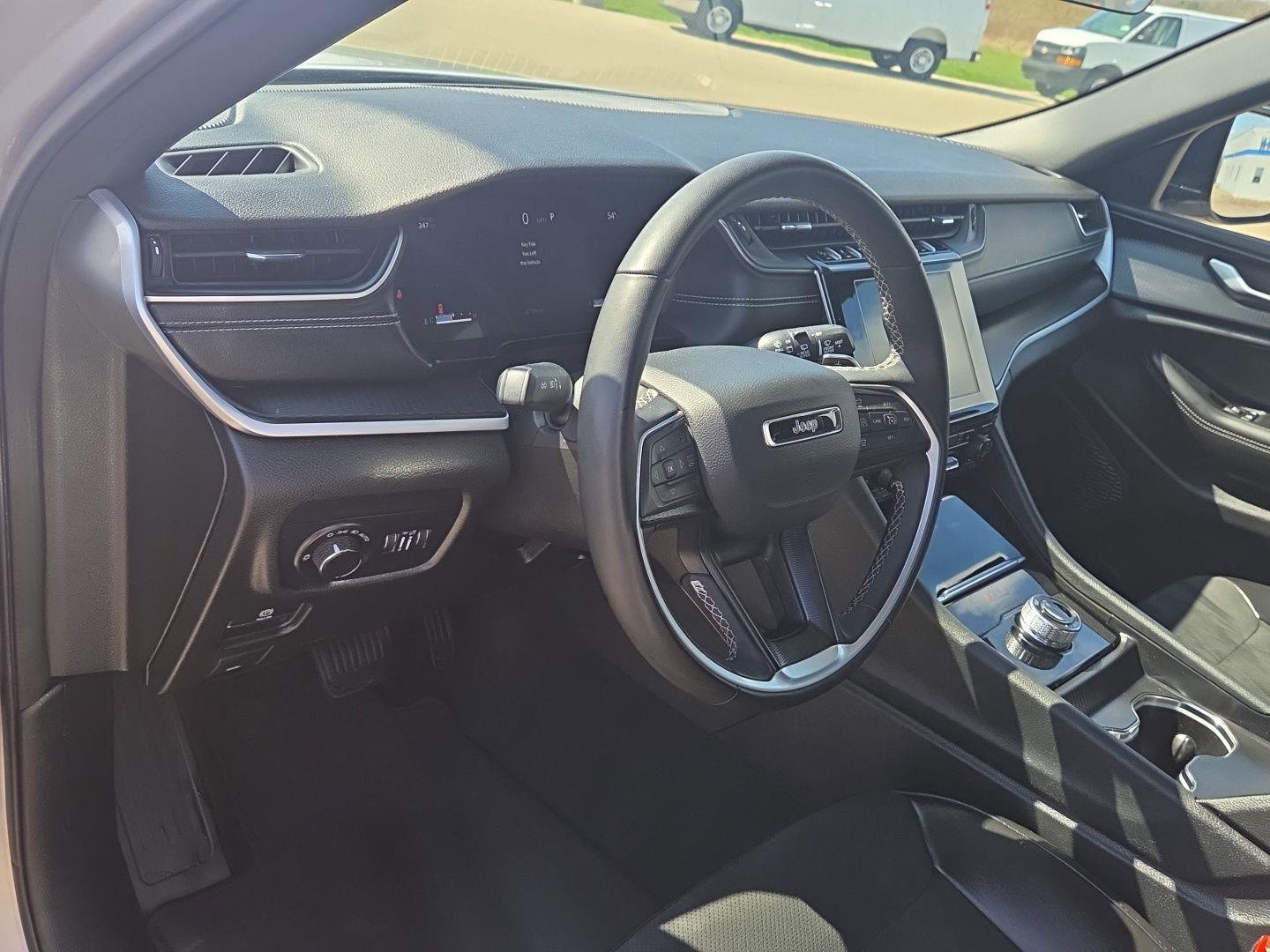 Used 2025 Jeep Grand Cherokee Altitude image 19