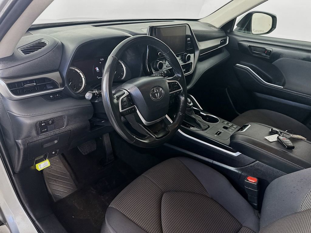 Used 2024 Toyota Highlander LE FWD image 29