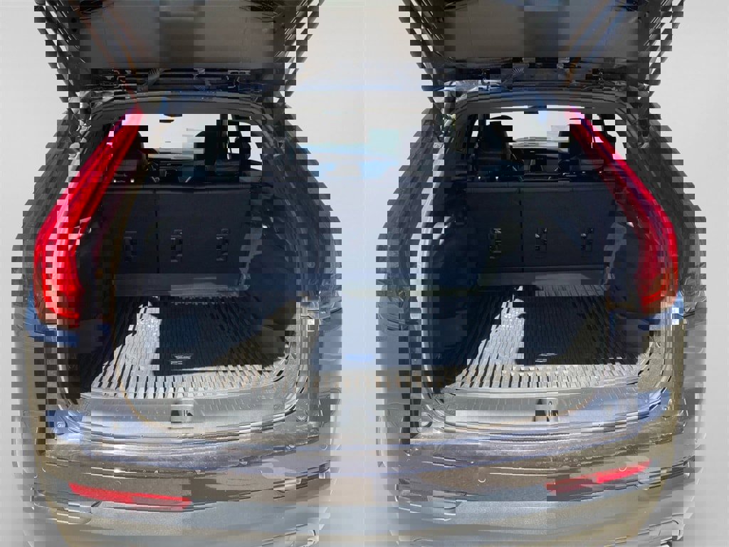 Used 2023 Cadillac XT4 Luxury w/ Cold Weather Package image 11