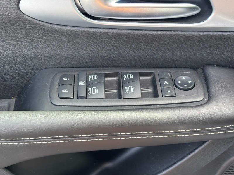 Used 2026 Chrysler Pacifica Limited FWD image 17