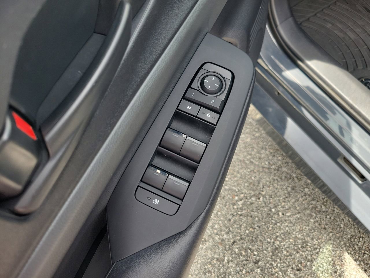 Used 2024 Toyota Prius LE FWD image 14
