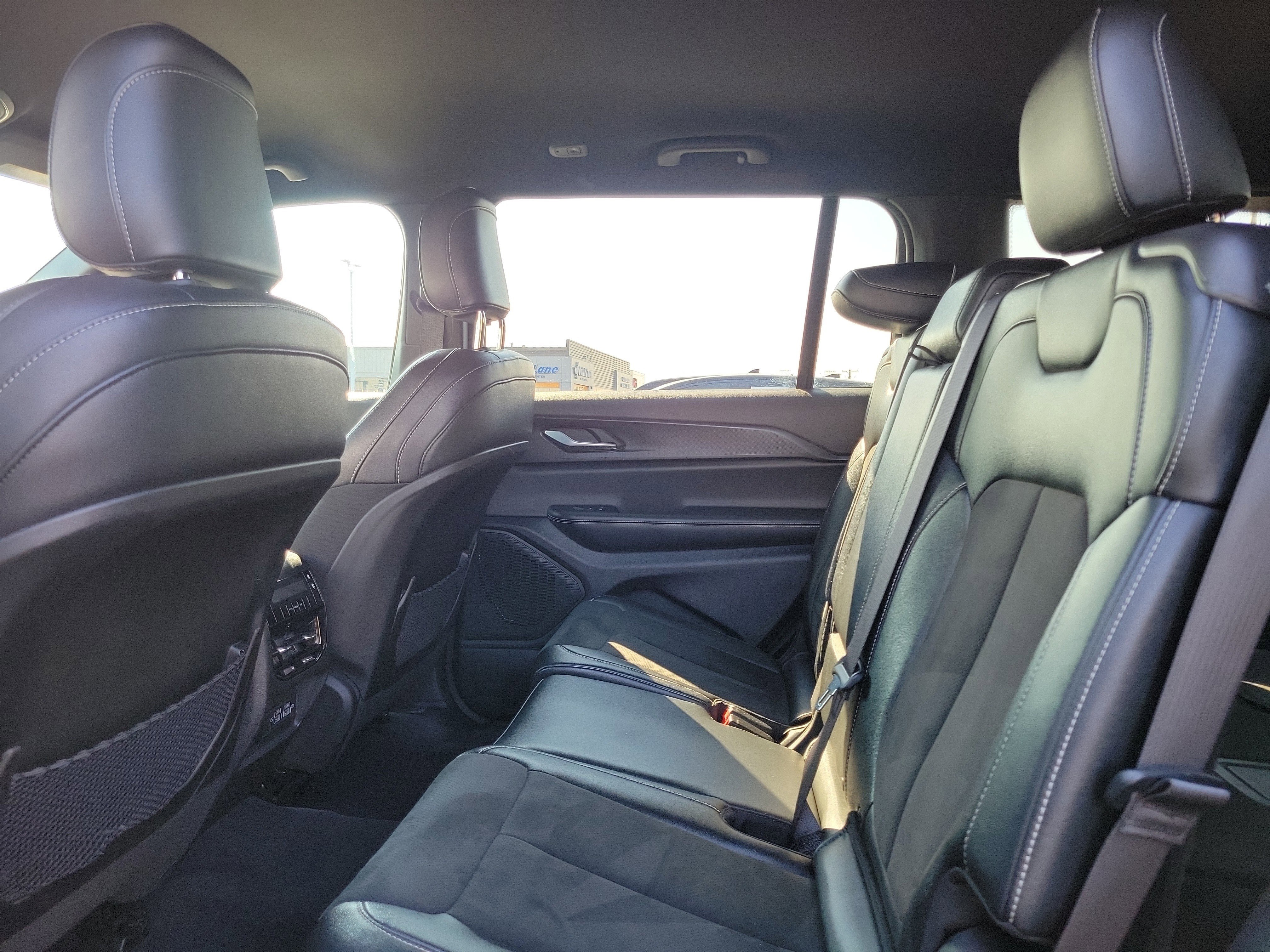 Used 2024 Jeep Grand Cherokee L Laredo image 11