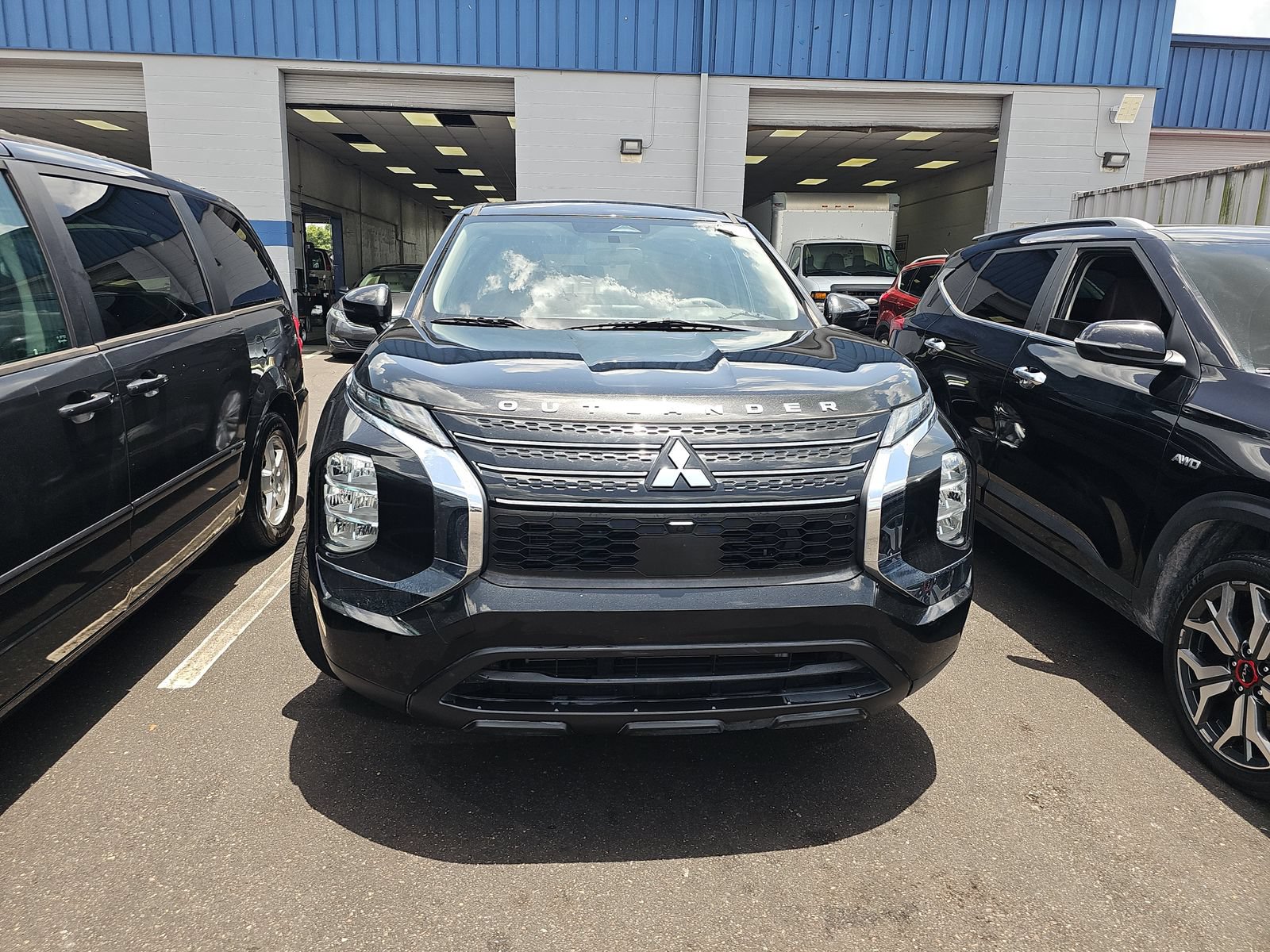 Used 2022 Mitsubishi Outlander ES FWD image 2