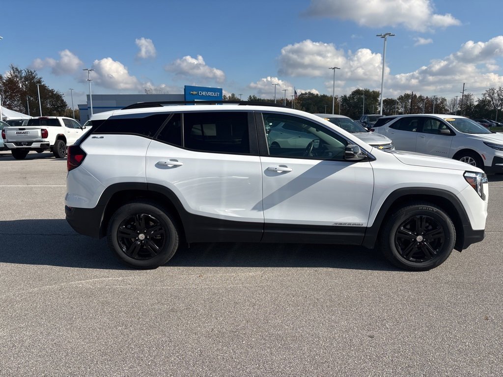 Used 2023 GMC Terrain SLE w/ Driver Convenience Package image 4