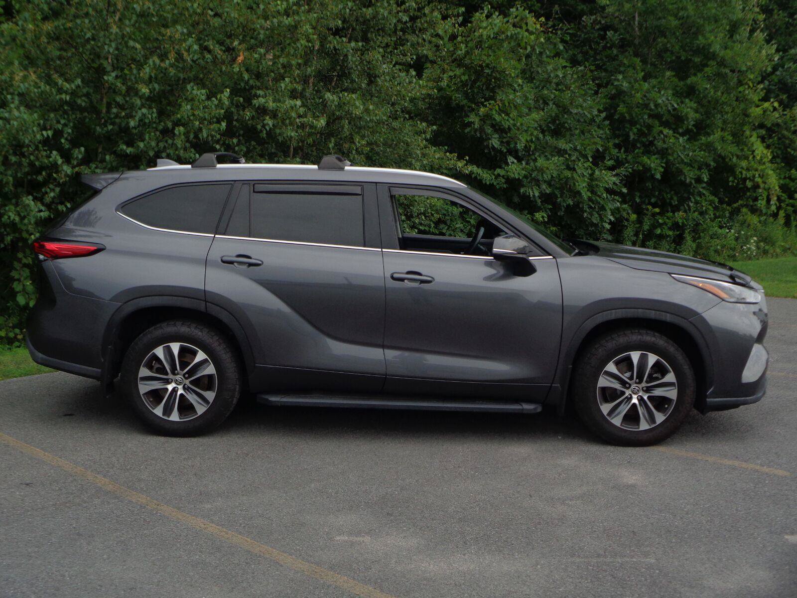 Used 2022 Toyota Highlander XLE AWD/4WD image 4