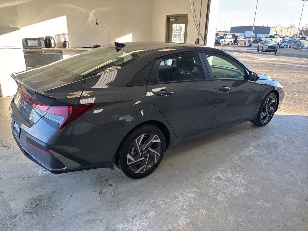 Used 2025 Hyundai Elantra Sport image 4