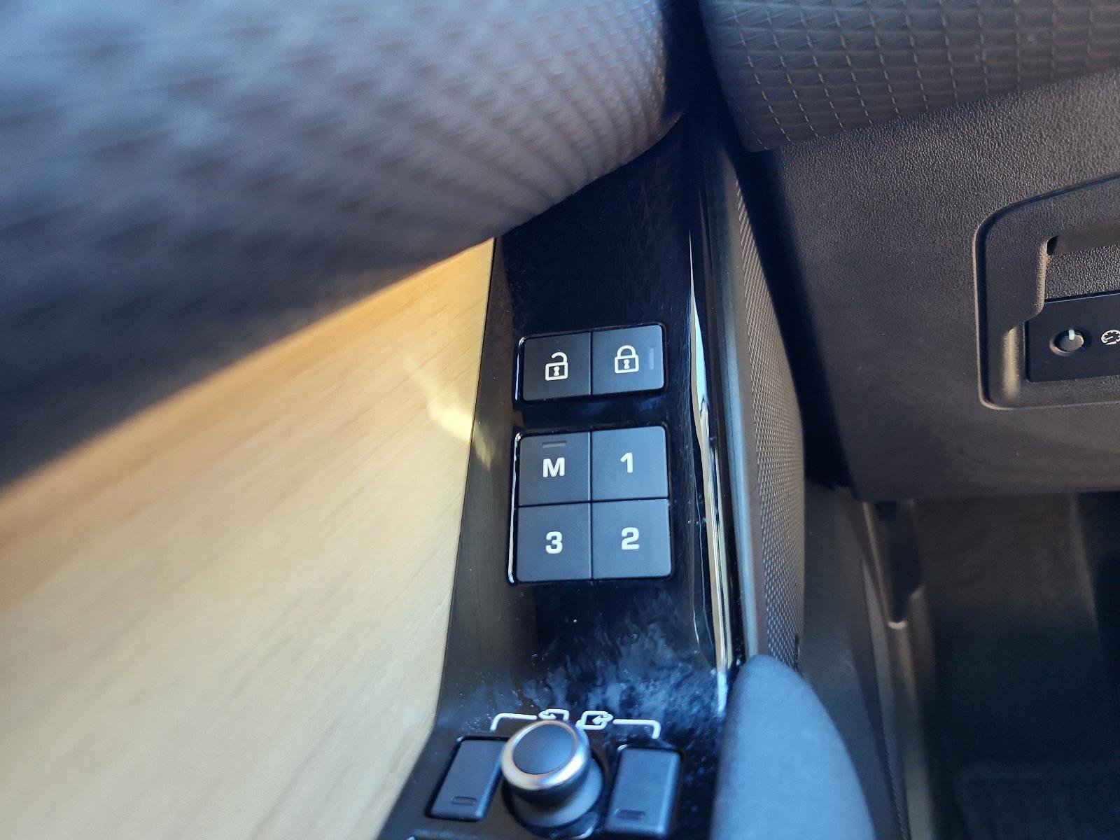 Used 2023 Land Rover Range Rover Velar R-Dynamic S image 21