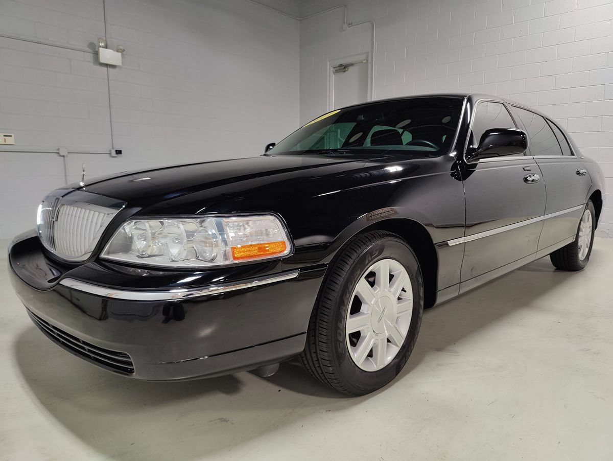 Used 2011 Lincoln Town Car Executive L RWD image 23