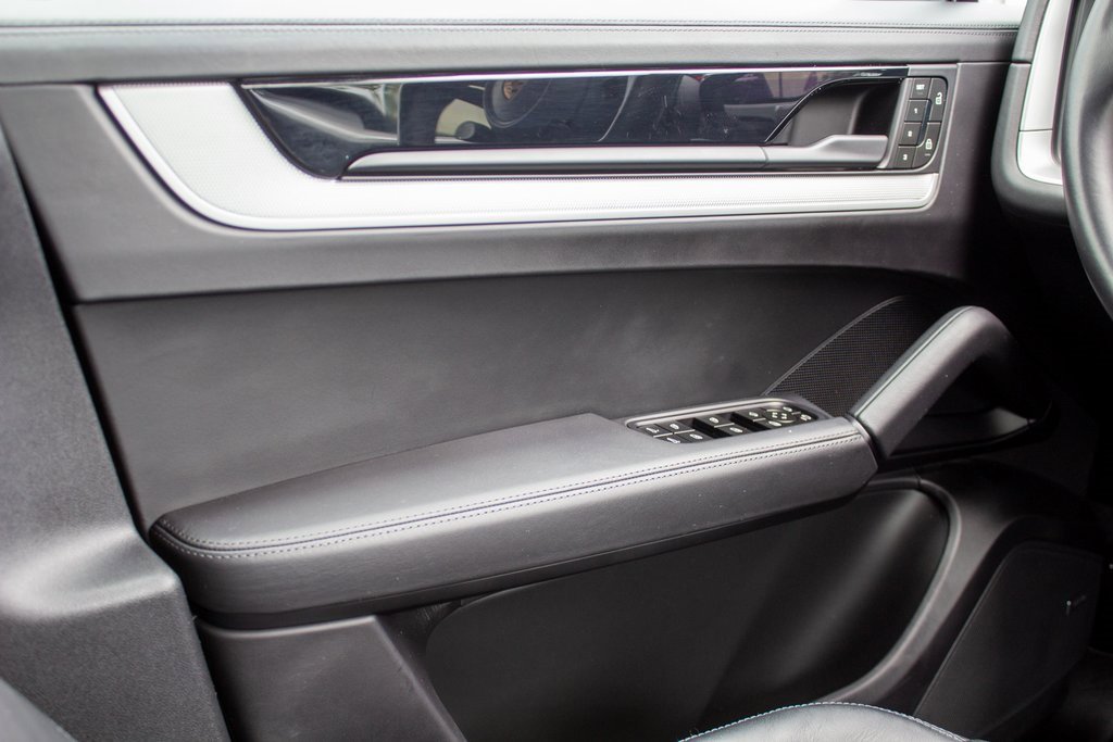 Used 2024 Porsche Cayenne S w/ Premium Package image 19