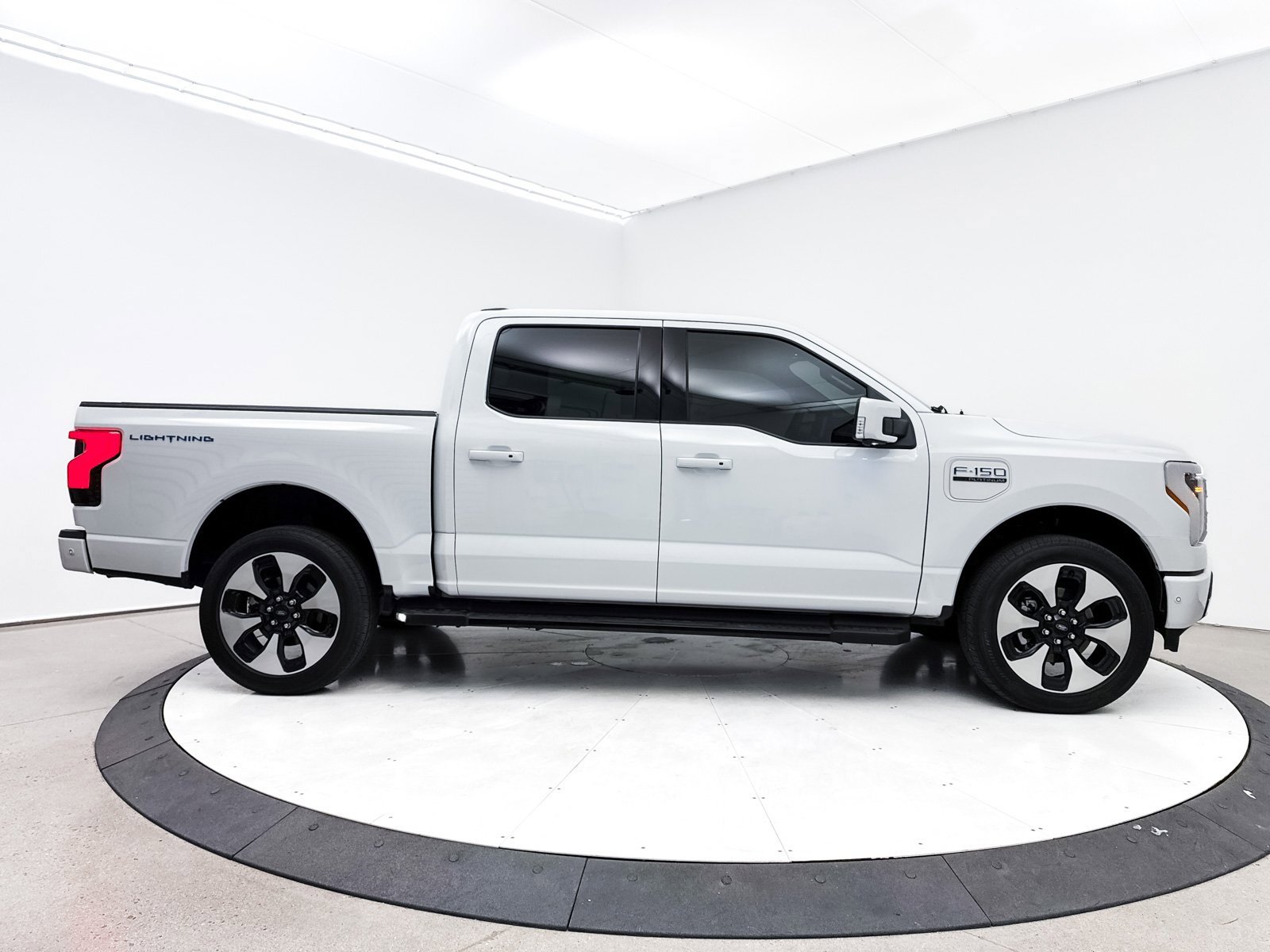 Used 2023 Ford F150 Lightning Platinum image 40