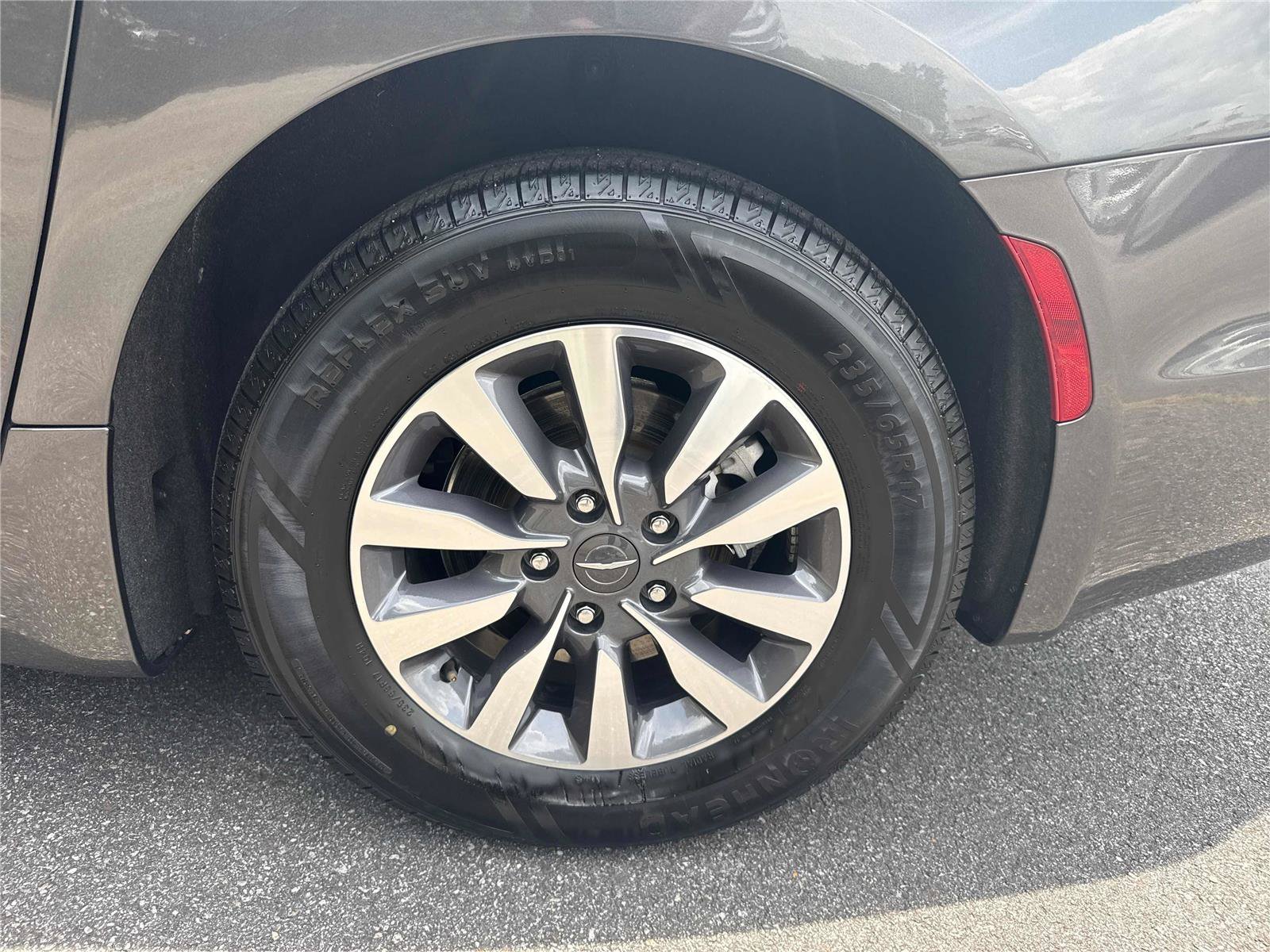 Used 2023 Chrysler Pacifica Touring-L FWD image 33