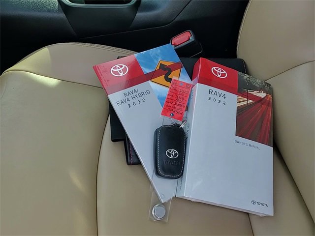Used 2022 Toyota RAV4 XLE Premium image 7