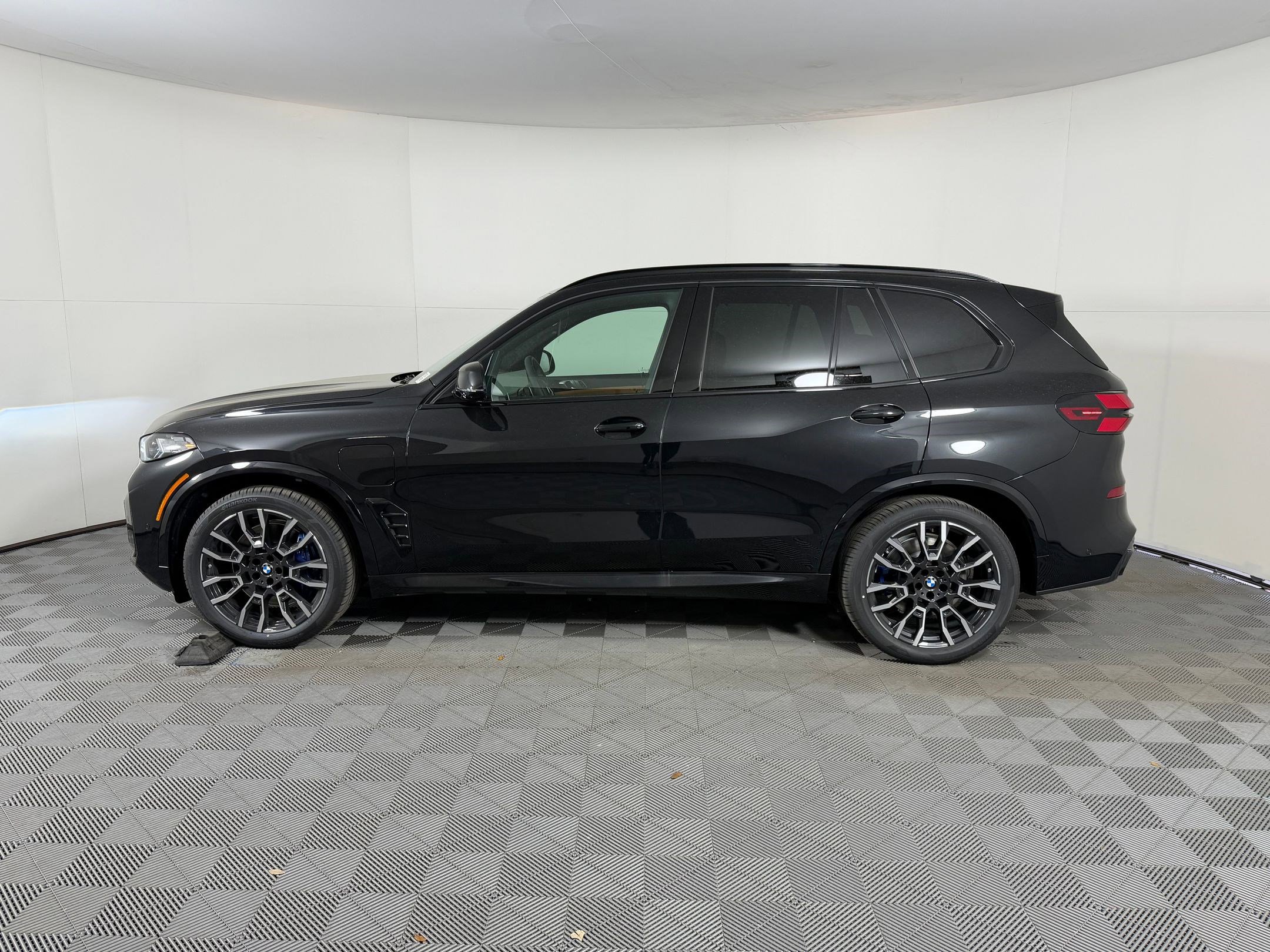New 2026 BMW X5 xDrive50e w/ Executive Package image 2