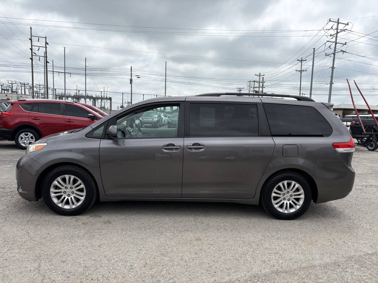 Used 2011 Toyota Sienna XLE w/ Entertainment Pkg FWD image 2