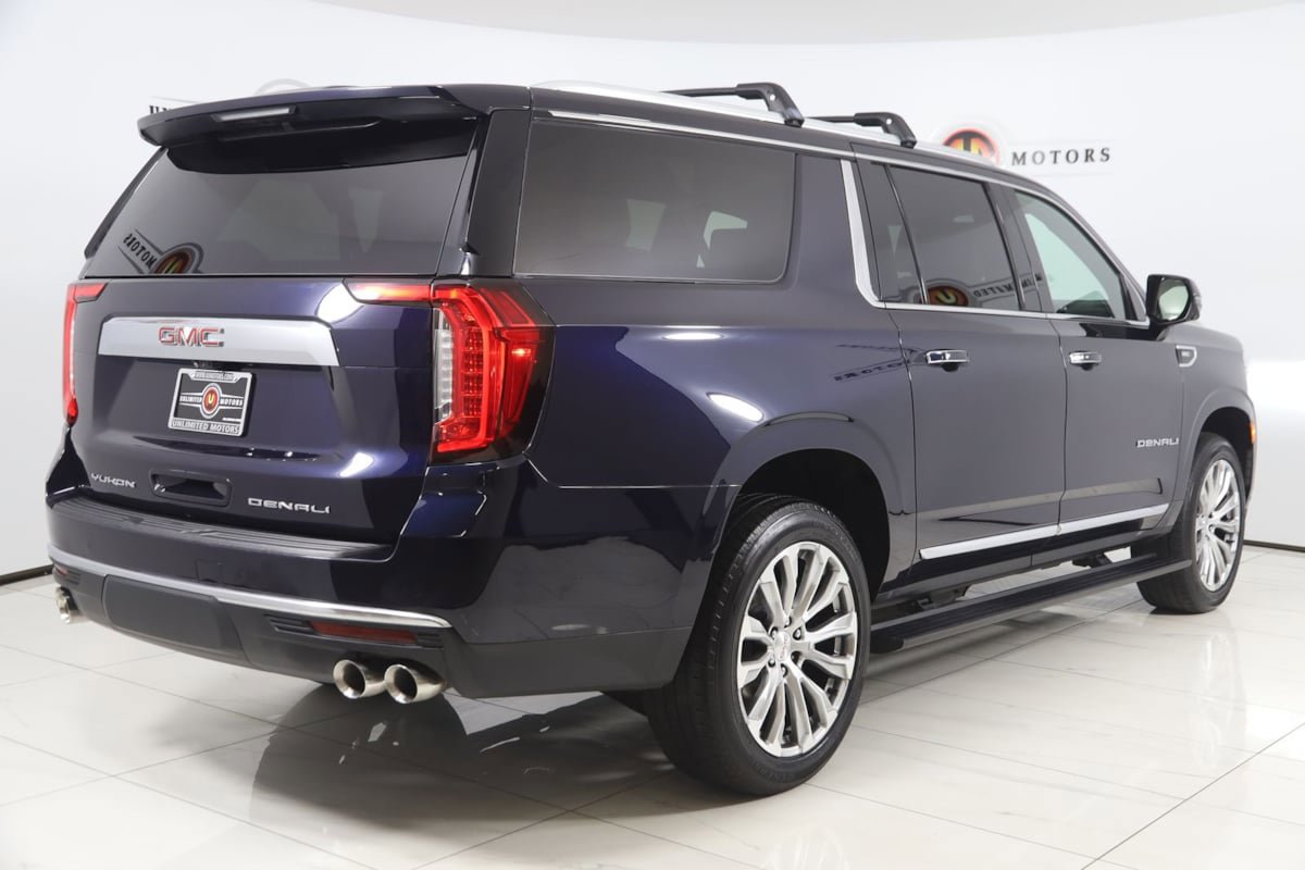 Used 2023 GMC Yukon XL Denali w/ Advanced Technology Package AWD/4WD image 3