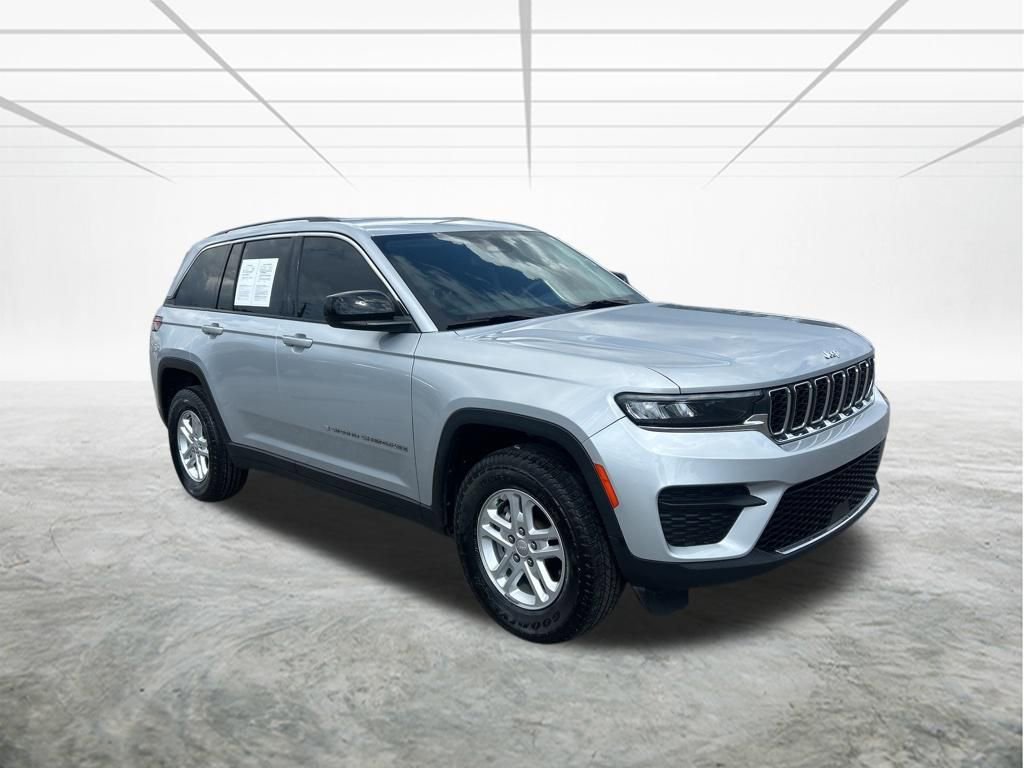 Used 2023 Jeep Grand Cherokee Laredo w/ Luxury Tech Group I image 2