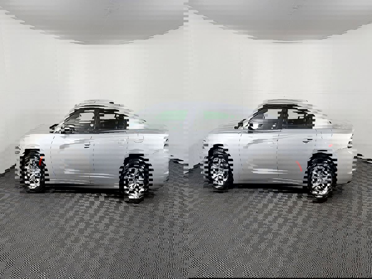 Used 2019 Dodge Charger SXT w/ Leather Interior Group RWD image 12