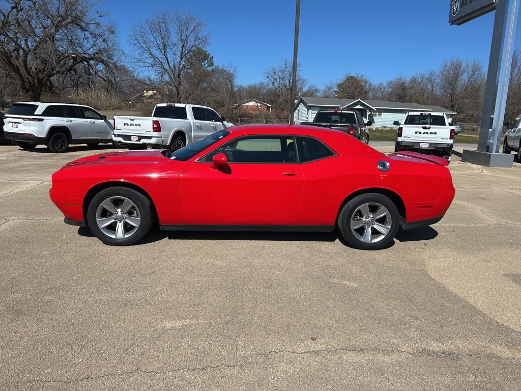 Used 2022 Dodge Challenger SXT image 2