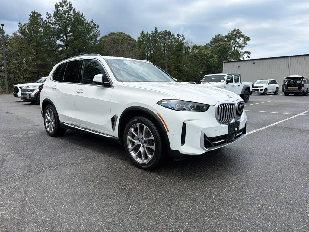 Used 2025 BMW X5 xDrive50e AWD/4WD image 4