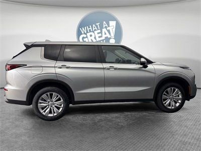 New 2026 Mitsubishi Outlander ES image 2